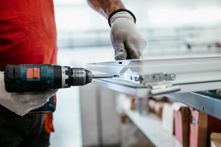 Nous réparons votre porte endommagée ou ternie par le temps.